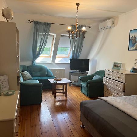 Capri Apartman Eger Bagian luar foto