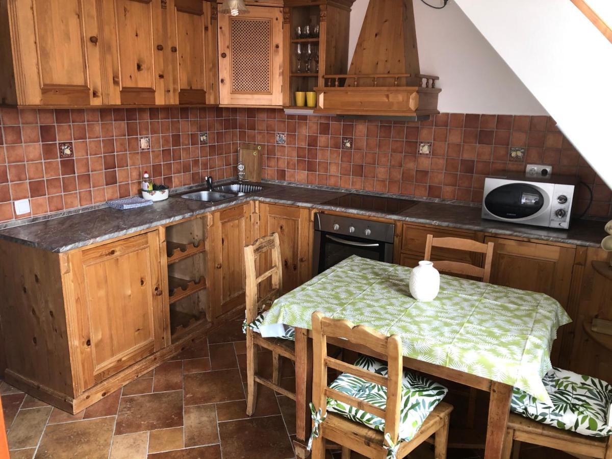 Capri Apartman Eger Bagian luar foto