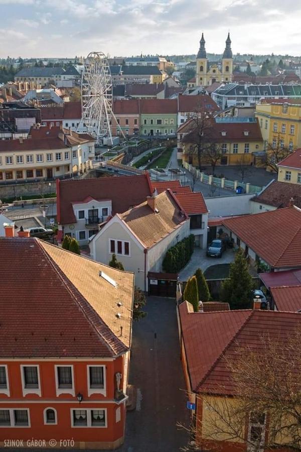Capri Apartman Eger Bagian luar foto