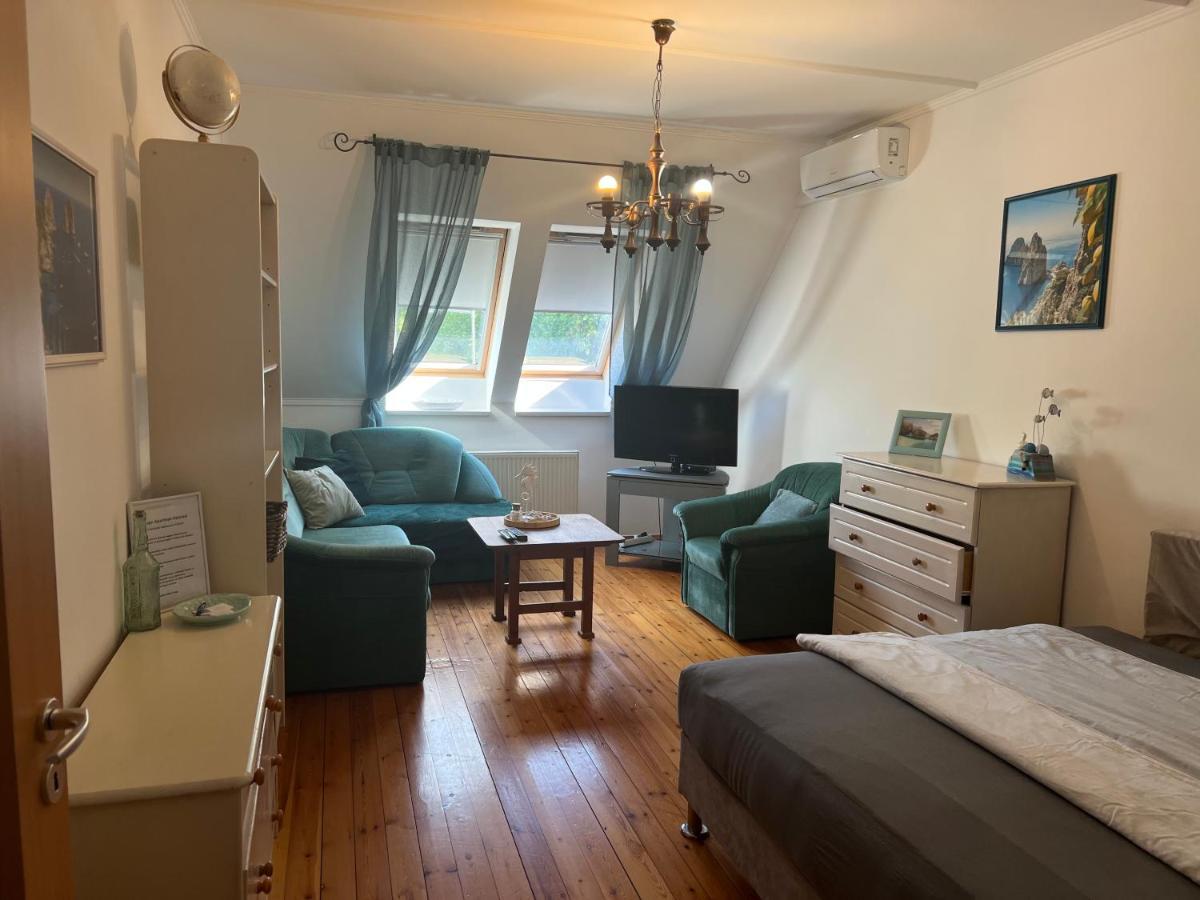 Capri Apartman Eger Bagian luar foto